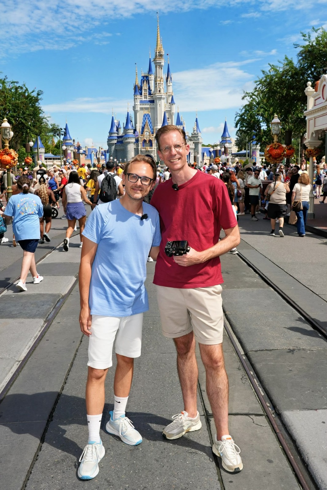 Orlando & Glenn op Main Street voor het kasteel