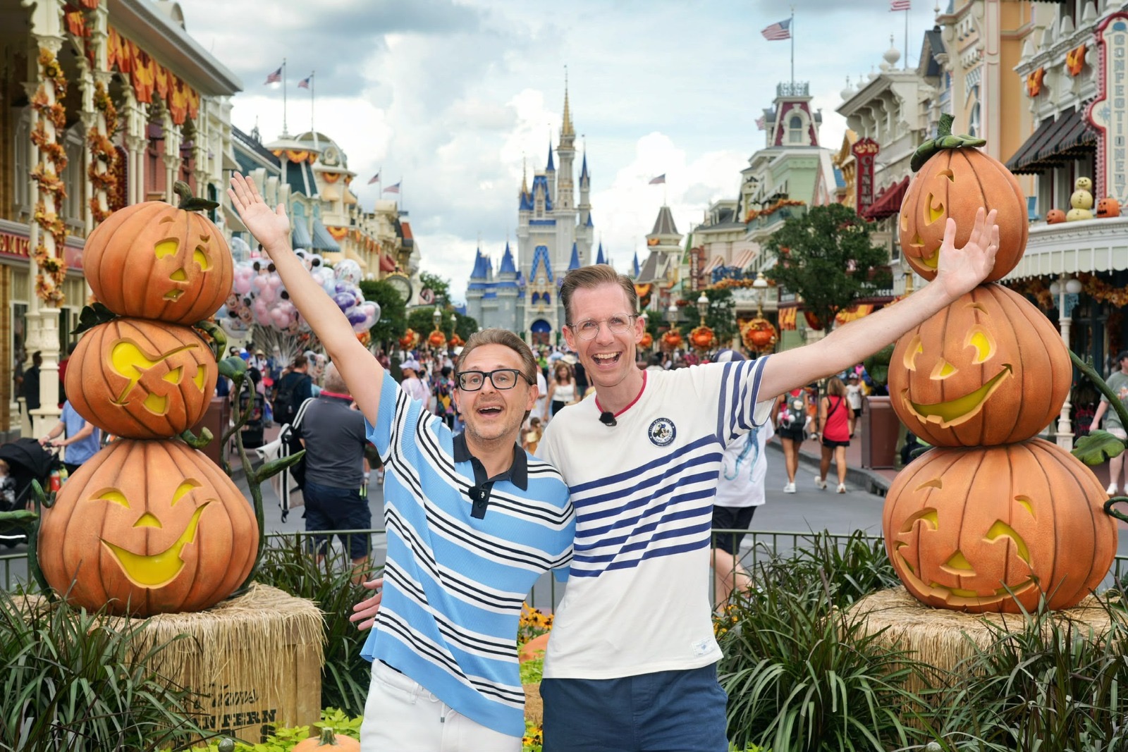 Orlando & Glenn juichend tussen de Halloween-pompoenen op Main Street, Magic Kingdom