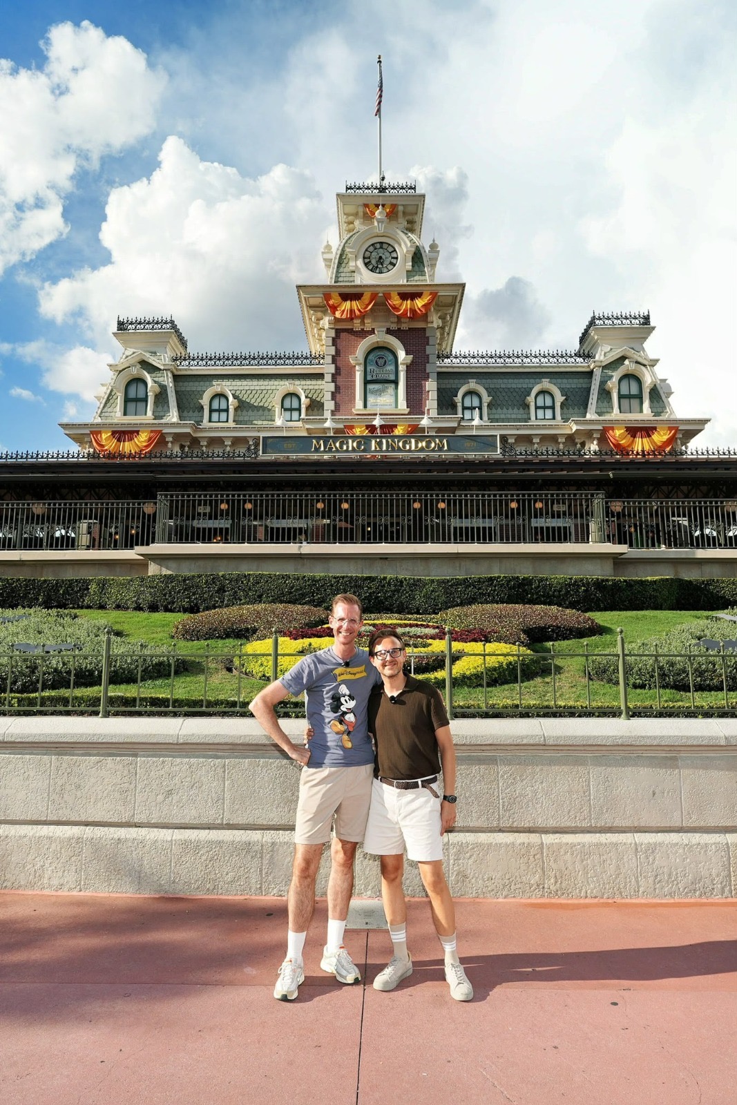 Orlando & Glenn voor het Magic Kingdom-station in Halloween-sfeer